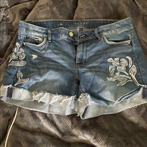 Detailed shorts.